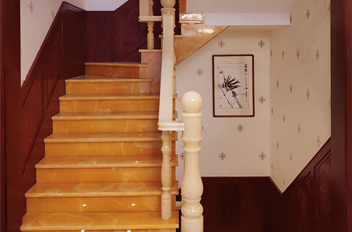 礼泉中式别墅室内汉白玉石楼梯的定制安装装饰效果